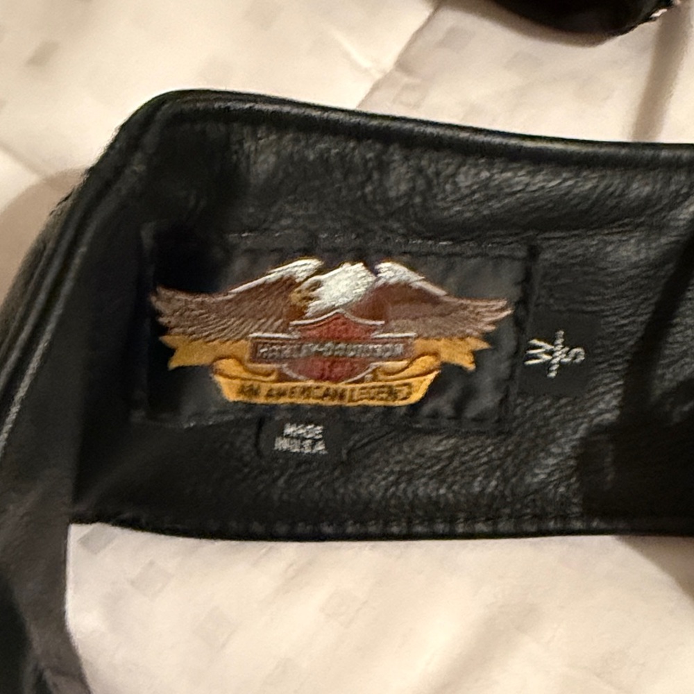 Harley-Davidson Black Leather Gear women’s chaps for riding when it is cold out - Picture 2 of 5